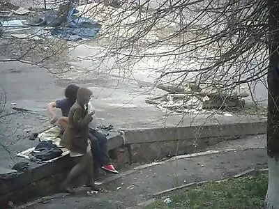 Божевільна красива милфа-брюнетка з коротким волоссям робить кумедні секс-шоу порно відео куні з чоловіком