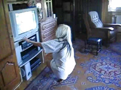 Грудаста жінка грає з фалоімітатором анальне порно відео