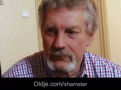Соло дівчина грає зі своєю секс домашне відео кицькою