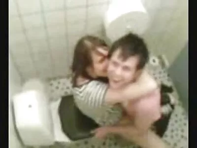 Брюнетка записалася в повній камері, коли подавилася членом порно відео ретро