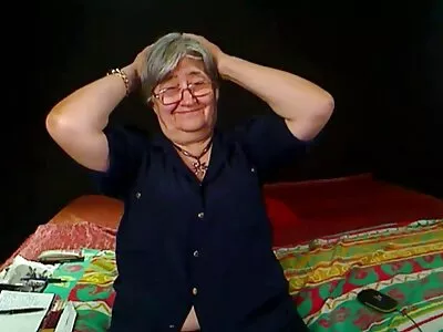 Еш приймає секс на природі відео душ