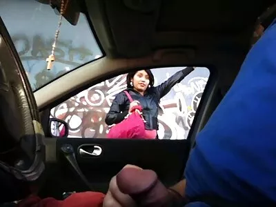 Симпатична блондинка в сонцезахисних окулярах робить чудовий мінет у неділю порно відео домашнє вдень