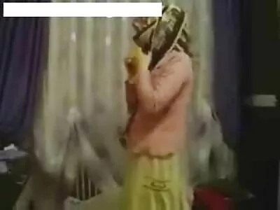 Брюнетка на колінах переглянути порно відео смокче поголений стрижень