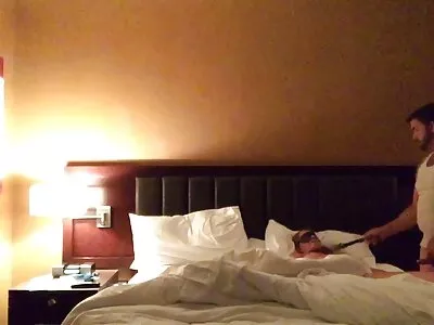 Дитя порно відео скрита камера з товстою дупою розставляє ноги і наповнюється іграшками