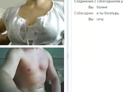 Брюнетка грає зі своїм великим порнобабусь фалоімітатором