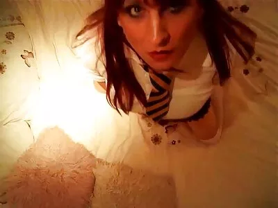 Худа дівчина сидить на секс з вагітними відео фалоімітатор