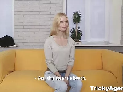 Брюнетка порно відео скачать з маленькими сиськами позує перед смоктанням