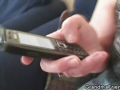 Блондинка з бобом порно відео дивитися безплатно сидить на дивані і дме член